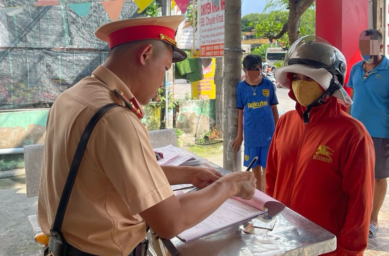 Uống bia vẫn chở bạn g&aacute;i đi biển, nam thanh ni&ecirc;n d&iacute;nh phạt nồng độ cồn- Ảnh 2.