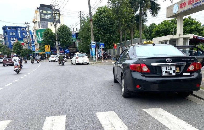 Tăng cường xử lý xe taxi "dù" sau phản ánh của Báo Giao thông- Ảnh 2.