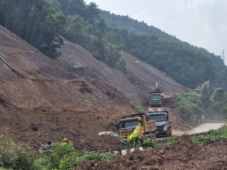 H&agrave;ng trăm c&ocirc;ng nh&acirc;n thi c&ocirc;ng xuy&ecirc;n lễ, đẩy tiến độ dự &aacute;n n&acirc;ng cấp QL4B- Ảnh 5.
