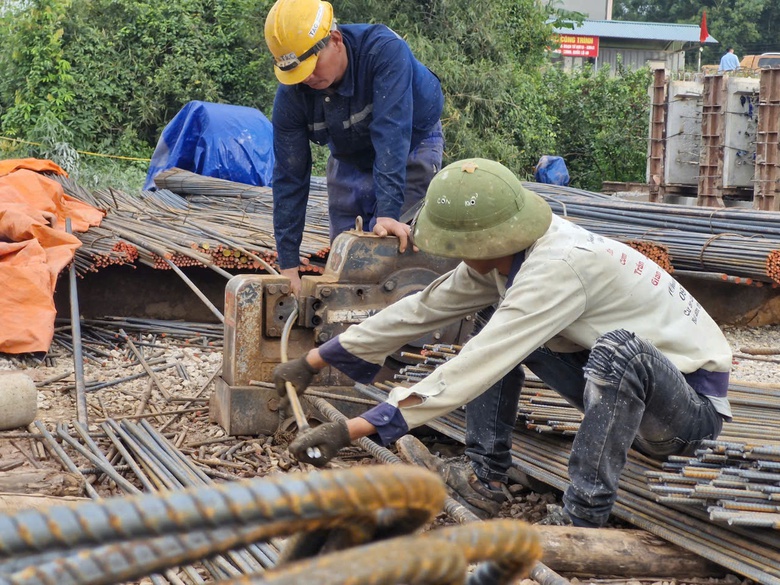 H&agrave;ng trăm c&ocirc;ng nh&acirc;n thi c&ocirc;ng xuy&ecirc;n lễ, đẩy tiến độ dự &aacute;n n&acirc;ng cấp QL4B- Ảnh 15.