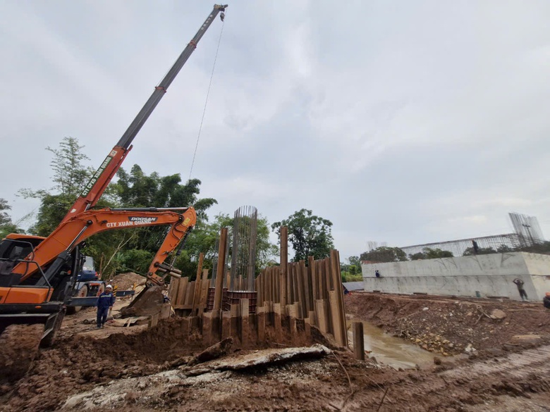 H&agrave;ng trăm c&ocirc;ng nh&acirc;n thi c&ocirc;ng xuy&ecirc;n lễ, đẩy tiến độ dự &aacute;n n&acirc;ng cấp QL4B- Ảnh 17.