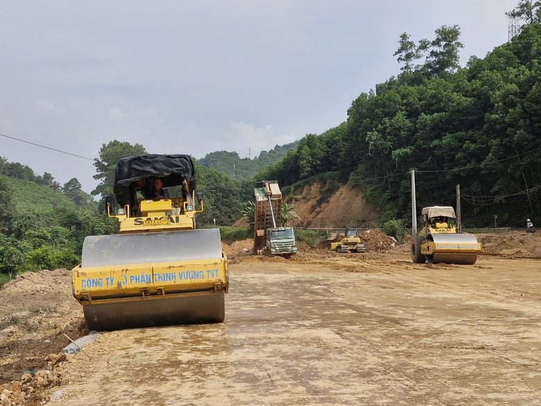 H&agrave;ng trăm c&ocirc;ng nh&acirc;n thi c&ocirc;ng xuy&ecirc;n lễ, đẩy tiến độ dự &aacute;n n&acirc;ng cấp QL4B- Ảnh 8.