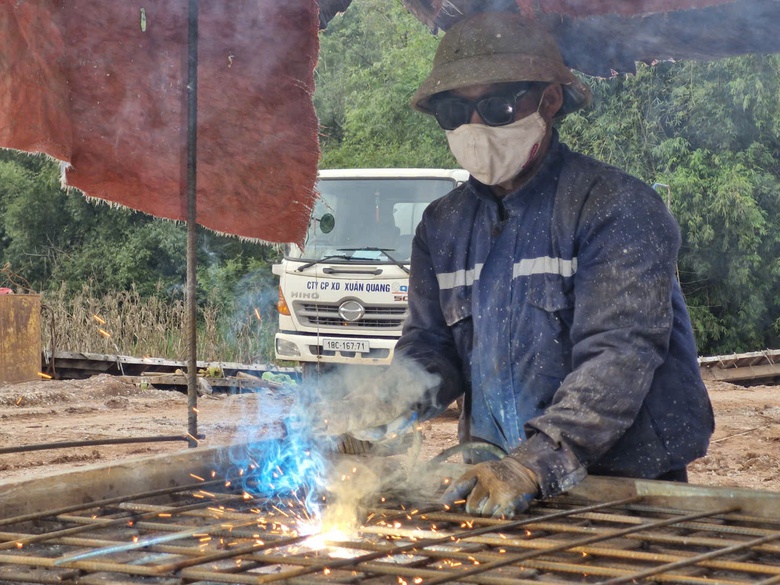 H&agrave;ng trăm c&ocirc;ng nh&acirc;n thi c&ocirc;ng xuy&ecirc;n lễ, đẩy tiến độ dự &aacute;n n&acirc;ng cấp QL4B- Ảnh 13.