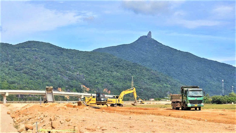 Trắng đ&ecirc;m thi c&ocirc;ng, bứt tốc tiến độ cao tốc Ch&iacute; Thạnh - V&acirc;n Phong- Ảnh 5.