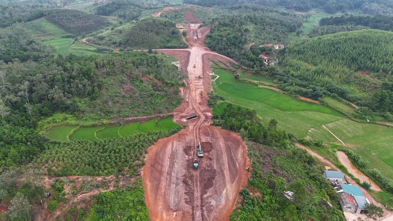 H&agrave;ng trăm c&ocirc;ng nh&acirc;n thi c&ocirc;ng xuy&ecirc;n lễ, đẩy tiến độ dự &aacute;n n&acirc;ng cấp QL4B- Ảnh 18.