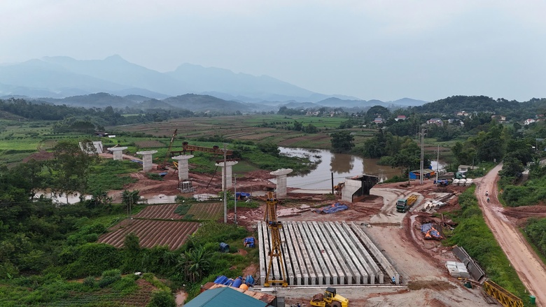 H&agrave;ng trăm c&ocirc;ng nh&acirc;n thi c&ocirc;ng xuy&ecirc;n lễ, đẩy tiến độ dự &aacute;n n&acirc;ng cấp QL4B- Ảnh 9.
