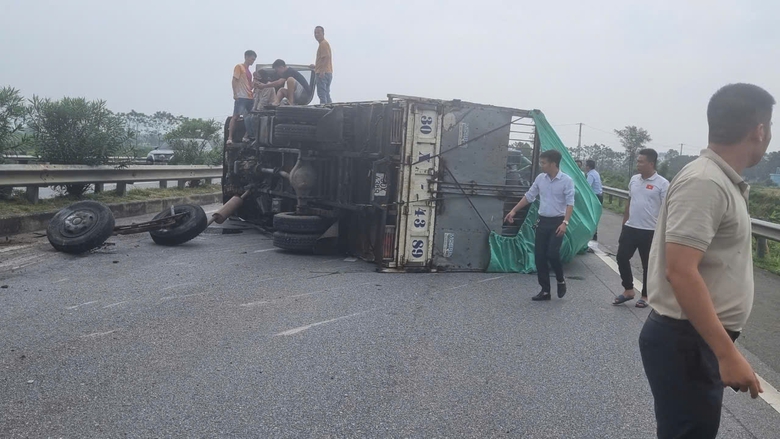 Li&ecirc;n tiếp hai &ocirc; t&ocirc; "rụng" lốp tr&ecirc;n cao tốc Nội B&agrave;i - L&agrave;o Cai- Ảnh 1.