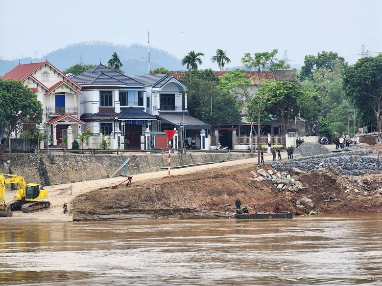 Ph&uacute; Thọ: Trục vớt nhịp cầu Phong Ch&acirc;u, t&igrave;m thấy th&ecirc;m 1 nạn nh&acirc;n- Ảnh 6.