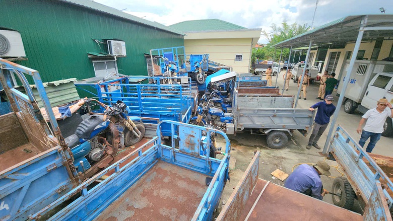 Quảng Ng&atilde;i: Lực lượng chức năng ti&ecirc;u hủy h&agrave;ng chục xe "5 kh&ocirc;ng"- Ảnh 1.