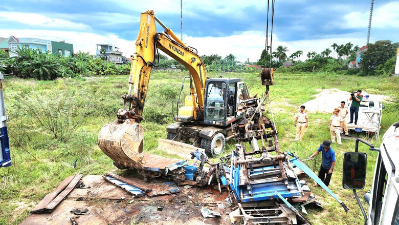 Quảng Ng&atilde;i: Lực lượng chức năng ti&ecirc;u hủy h&agrave;ng chục xe "5 kh&ocirc;ng"- Ảnh 10.