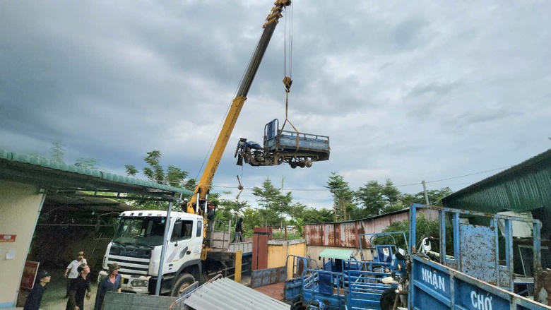 Quảng Ng&atilde;i: Lực lượng chức năng ti&ecirc;u hủy h&agrave;ng chục xe "5 kh&ocirc;ng"- Ảnh 2.