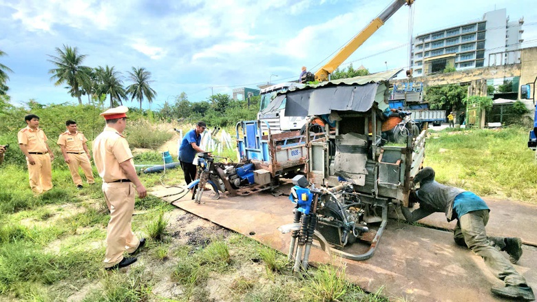 Quảng Ng&atilde;i: Lực lượng chức năng ti&ecirc;u hủy h&agrave;ng chục xe "5 kh&ocirc;ng"- Ảnh 6.