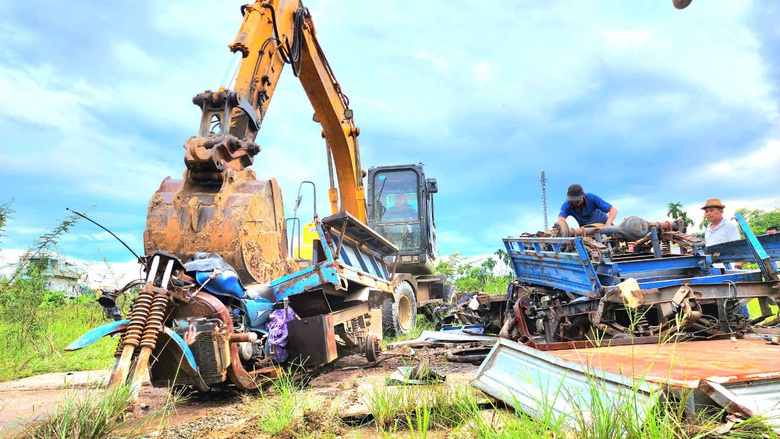 Quảng Ng&atilde;i: Lực lượng chức năng ti&ecirc;u hủy h&agrave;ng chục xe "5 kh&ocirc;ng"- Ảnh 8.