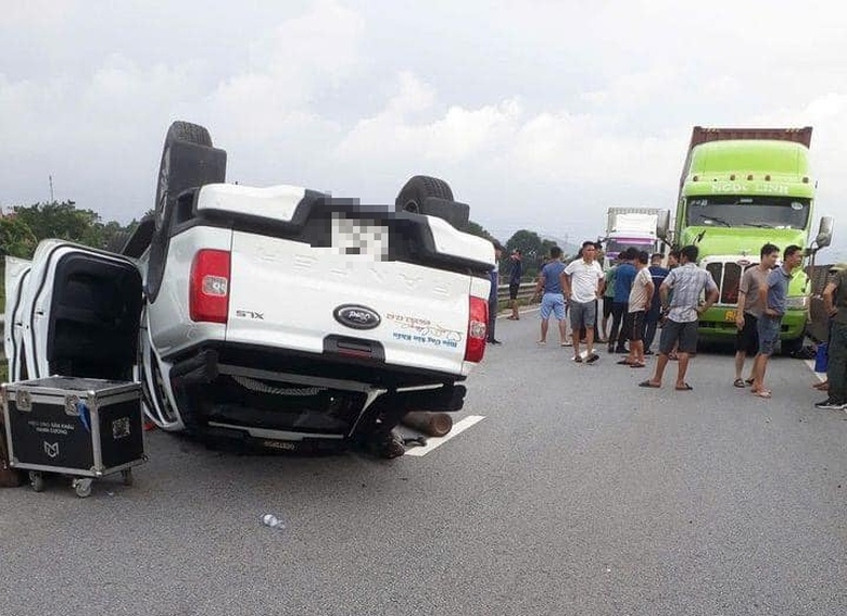 Hai &ocirc; t&ocirc; va chạm tr&ecirc;n cao tốc, &ugrave;n tắc giao th&ocirc;ng k&eacute;o d&agrave;i- Ảnh 2.