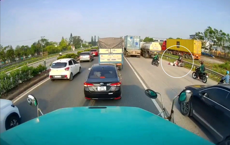 Xe bồn chở xăng đi vào làn xe thô sơ gây tai nạn khiến một người tử vong- Ảnh 1. Xe bồn chở xăng đi vào làn xe thô sơ gây tai nạn khiến một người tử vong- Ảnh 1.