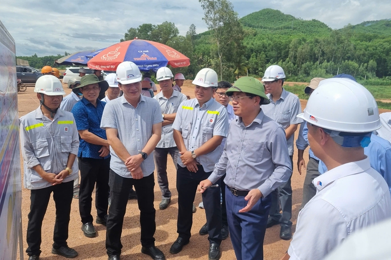 B&igrave;nh Định th&aacute;o gỡ vướng mắc, đẩy nhanh tiến độ c&aacute;c dự &aacute;n cao tốc- Ảnh 1.