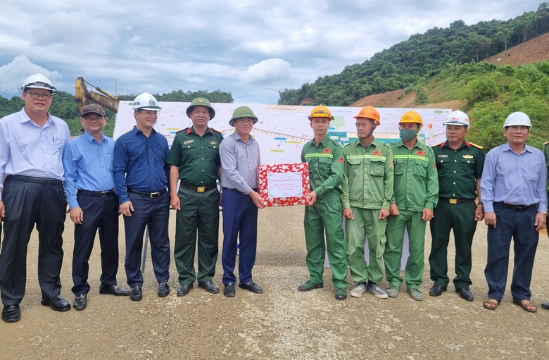 B&igrave;nh Định th&aacute;o gỡ vướng mắc, đẩy nhanh tiến độ c&aacute;c dự &aacute;n cao tốc- Ảnh 2.
