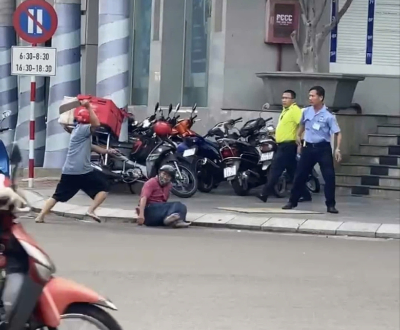 Em cầm dao ch&eacute;m li&ecirc;n tục khiến anh trai ng&atilde; gục giữa đường- Ảnh 1.