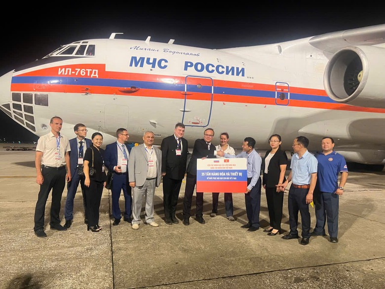 Chuy&ecirc;n cơ Nga mang 35 tấn h&agrave;ng gi&uacute;p Việt Nam khắc phục hậu quả b&atilde;o số 3- Ảnh 1.