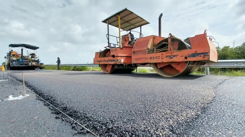 V&igrave; sao chưa ho&agrave;n th&agrave;nh b&ugrave; l&uacute;n đường đầu cầu tuyến tr&aacute;nh Long Xuy&ecirc;n?- Ảnh 1.