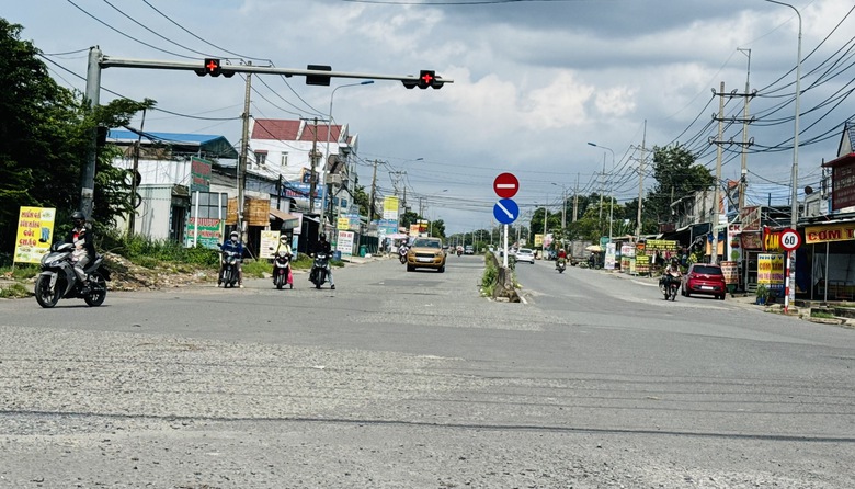 Đường vào khu công nghiệp Long Đức xuống cấp, mưa ngập phải dặm vá liên tục- Ảnh 1. Đường vào khu công nghiệp Long Đức xuống cấp, mưa ngập phải dặm vá liên tục- Ảnh 1.