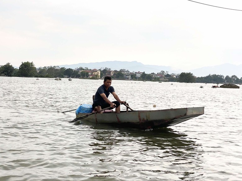 Giây phút vợ chồng đánh cá cứu 2 người trong ô tô bị nước cuốn trôi- Ảnh 1. Giây phút vợ chồng đánh cá cứu 2 người trong ô tô bị nước cuốn trôi- Ảnh 1.