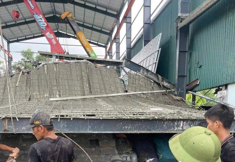 Giàn giáo bất ngờ đổ sập khiến 2 người tử vong, 2 người bị thương- Ảnh 2.