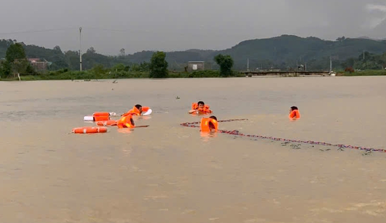 Băng qua đoạn đường ngập, nữ sinh bị nước cuốn trôi, tử vong- Ảnh 1. Băng qua đoạn đường ngập, nữ sinh bị nước cuốn trôi, tử vong- Ảnh 1.