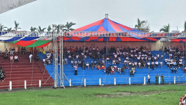 Chọi tr&acirc;u Đồ Sơn 2024: C&ograve; v&eacute; ch&agrave;o mời, bất ngờ ngay từ kh&aacute;p đấu đầu- Ảnh 9.