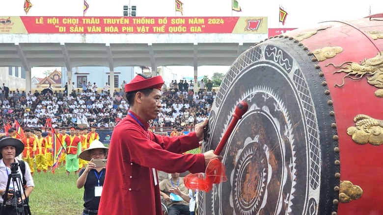 Chọi tr&acirc;u Đồ Sơn 2024: C&ograve; v&eacute; ch&agrave;o mời, bất ngờ ngay từ kh&aacute;p đấu đầu- Ảnh 1.