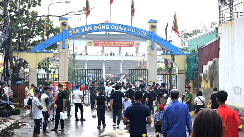 Chọi tr&acirc;u Đồ Sơn 2024: C&ograve; v&eacute; ch&agrave;o mời, bất ngờ ngay từ kh&aacute;p đấu đầu- Ảnh 7.