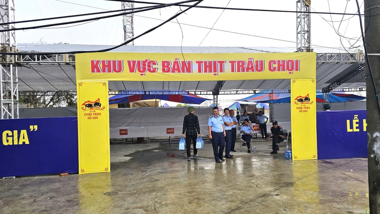 Chọi tr&acirc;u Đồ Sơn 2024: C&ograve; v&eacute; ch&agrave;o mời, bất ngờ ngay từ kh&aacute;p đấu đầu- Ảnh 13.