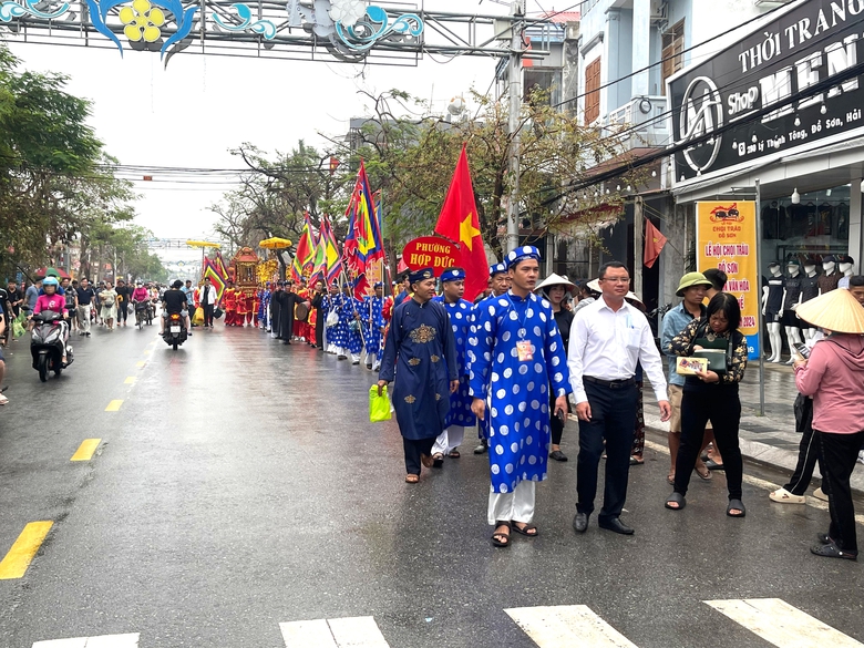 Chọi tr&acirc;u Đồ Sơn 2024: C&ograve; v&eacute; ch&agrave;o mời, bất ngờ ngay từ kh&aacute;p đấu đầu- Ảnh 2.