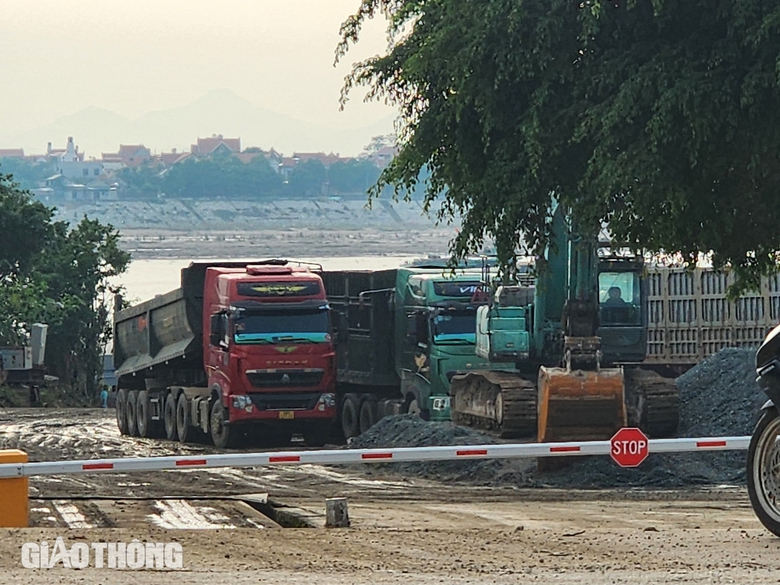 Ph&aacute;t hiện xe chở lưu huỳnh qu&aacute; tải tr&ecirc;n cao tốc Nội B&agrave;i - L&agrave;o Cai- Ảnh 1.