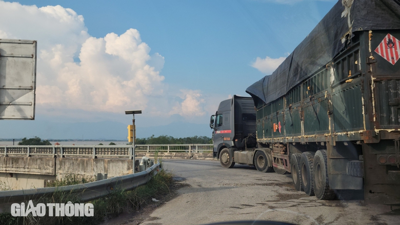 Ph&aacute;t hiện xe chở lưu huỳnh qu&aacute; tải tr&ecirc;n cao tốc Nội B&agrave;i - L&agrave;o Cai- Ảnh 2.