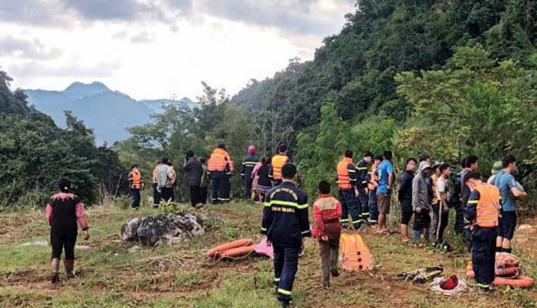 Sơn La: 200 người tìm kiếm 2 nạn nhân bị lũ cuốn- Ảnh 1. Sơn La: 200 người tìm kiếm 2 nạn nhân bị lũ cuốn- Ảnh 1.