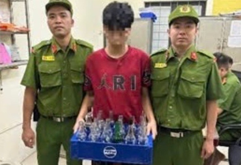 Hà Nội: Bắt đối tượng mang vỏ chai thủy tinh ném vào người đi đường- Ảnh 1. Hà Nội: Bắt đối tượng mang vỏ chai thủy tinh ném vào người đi đường- Ảnh 1.