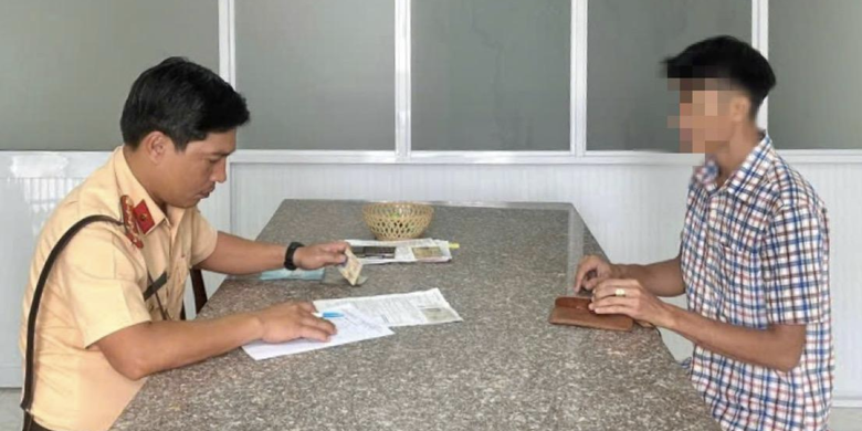 Xử phạt t&agrave;i xế xe tải vượt ẩu bị người d&acirc;n phản &aacute;nh l&ecirc;n c&ocirc;ng an- Ảnh 1.