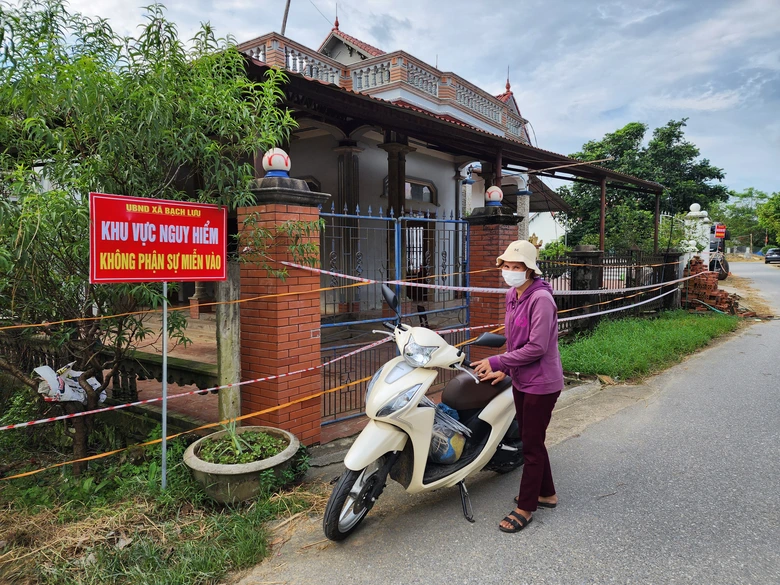 Sạt lở nghi&ecirc;m trọng bờ s&ocirc;ng L&ocirc; ở Vĩnh Ph&uacute;c ảnh hưởng thế n&agrave;o đến c&aacute;c hộ d&acirc;n?- Ảnh 1.