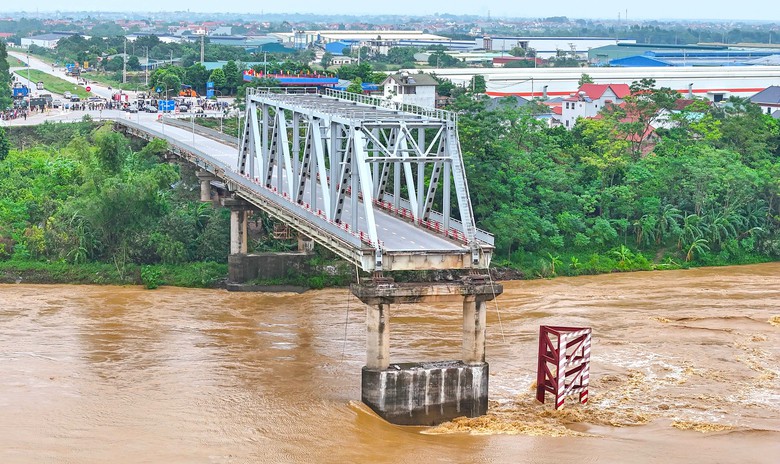 Hơn 9 tỷ đồng trục vớt cầu Phong Ch&acirc;u- Ảnh 1.