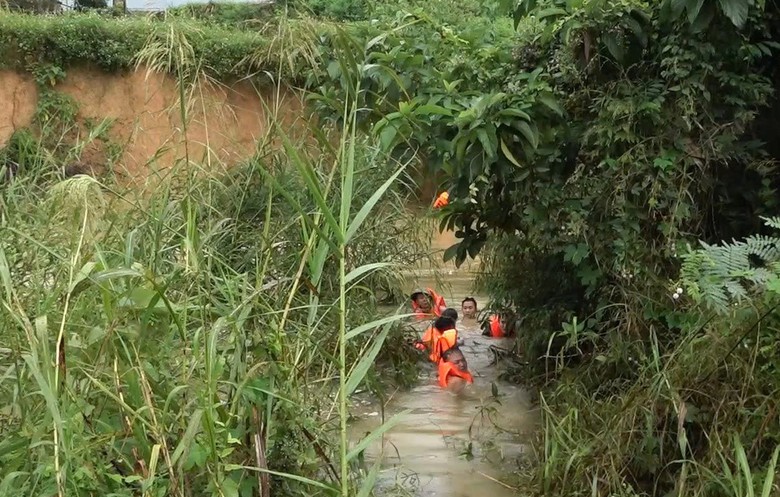 Đi qua đập tr&agrave;n, hai người bị nước lũ cuốn tr&ocirc;i- Ảnh 1.