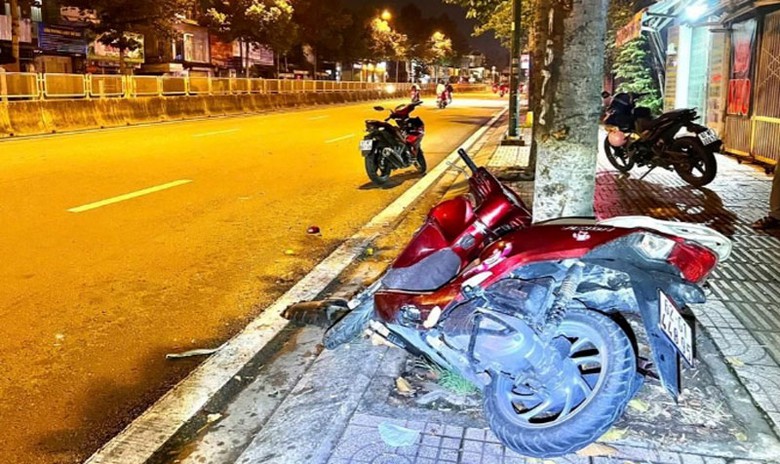 Chiếc xe m&aacute;y tại hiện trường vụ tai nạn - Ảnh: H.T.
