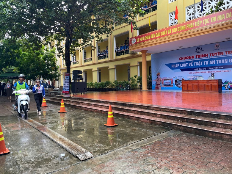 Gần 1.400 học sinh được phổ biến ph&aacute;p luật về trật tự an to&agrave;n giao th&ocirc;ng- Ảnh 2.