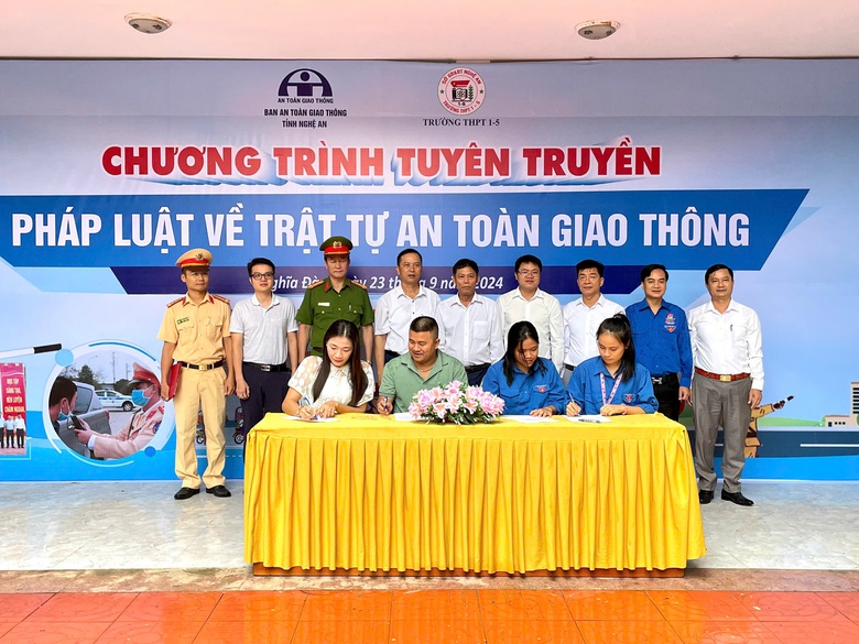 Gần 1.400 học sinh được phổ biến ph&aacute;p luật về trật tự an to&agrave;n giao th&ocirc;ng- Ảnh 1.