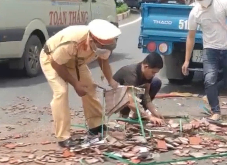 Xe tải bất ngờ bung cửa khiến gạch vung v&atilde;i tr&ecirc;n QL51, cảnh s&aacute;t hỗ trợ thu dọn- Ảnh 1.