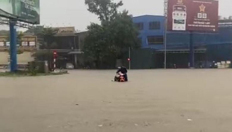 TP Vinh tiếp tục mưa lớn, nhiều tuyến phố ngập s&acirc;u- Ảnh 4.