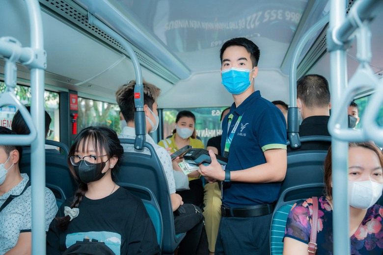 H&agrave; Nội: Gần 50% kh&aacute;ch mua v&eacute; th&aacute;ng xe bu&yacute;t chuyển sang thẻ v&eacute; ảo- Ảnh 1.
