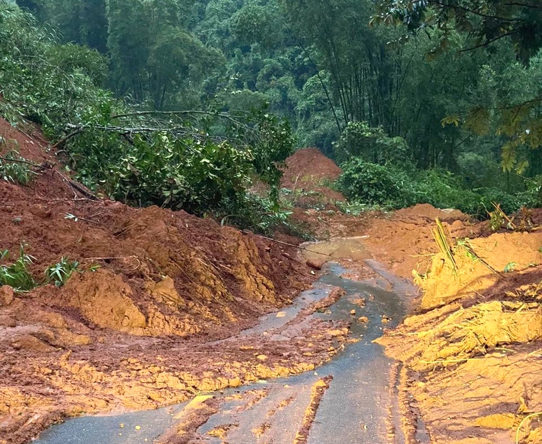 Nhiều tuyến đường ở Thanh H&oacute;a t&ecirc; liệt, chia cắt do mưa lũ- Ảnh 1.