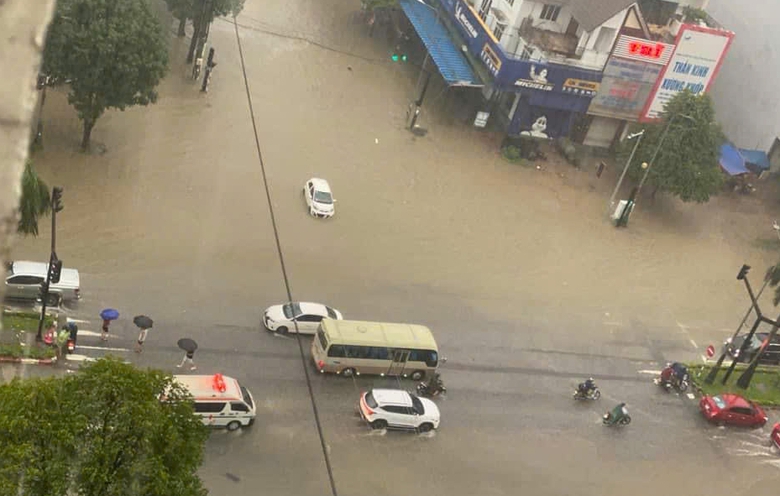 TP Vinh tiếp tục mưa lớn, nhiều tuyến phố ngập s&acirc;u- Ảnh 3.