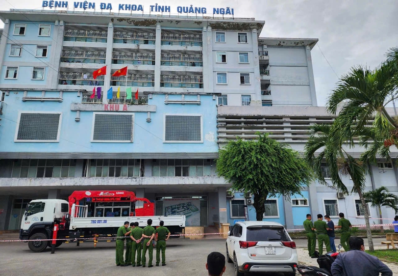 Người đ&agrave;n &ocirc;ng tử vong bất thường ở ban c&ocirc;ng bệnh viện Quảng Ng&atilde;i- Ảnh 1.